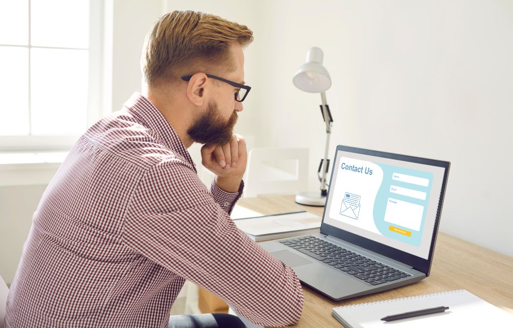 ¿Qué tipo de contenido debo incluir en mi Landing Page para captar la atención de los visitantes?