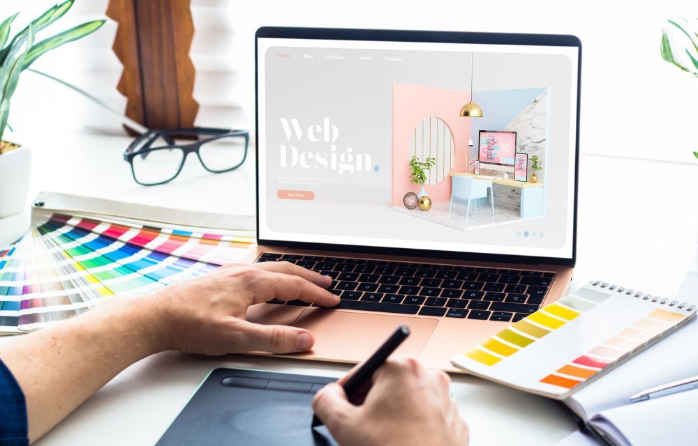 ¿Cuáles son los elementos clave en el diseño de una página web?