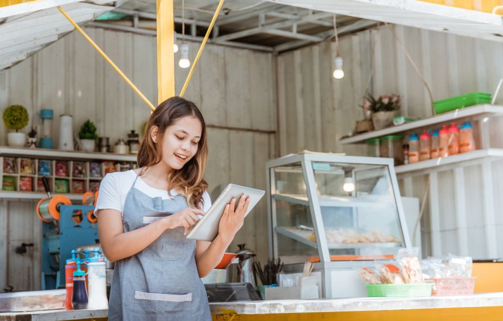 ¿Qué pasos debo seguir para destacar en el mercado en línea como profesional?