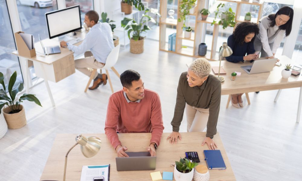 ¿Cómo puedo crear una marca digital reconocida y destacar en mi industria?
