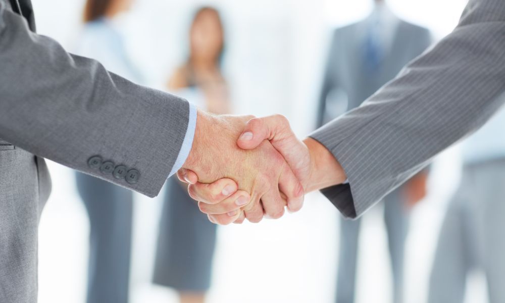 ¿Cómo puedo establecer relaciones sólidas con los programas de afiliados y los vendedores?