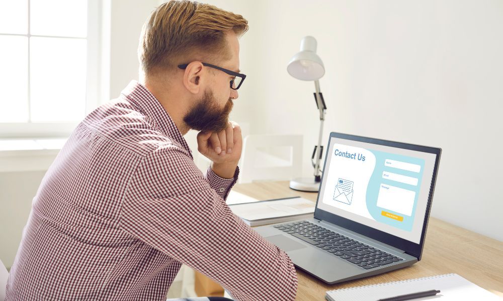 ¿Cuál es la importancia de la confianza y credibilidad en una Landing Page y cómo puedo transmitirla?