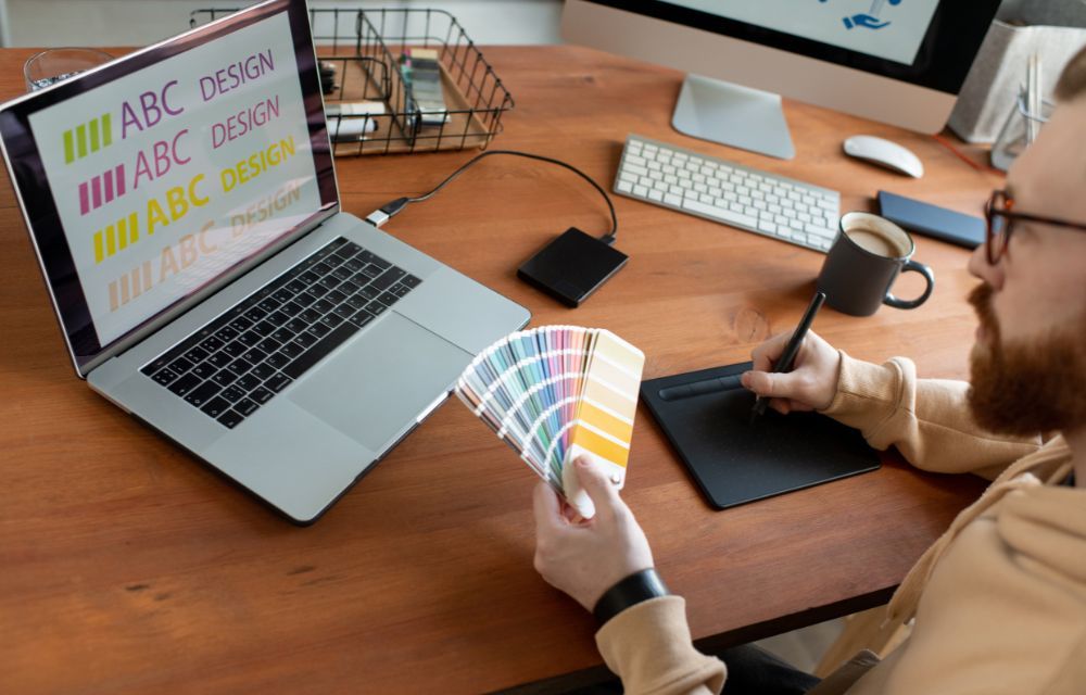 ¿Qué elementos debo considerar al elegir el color y las fuentes para mi Landing Page?