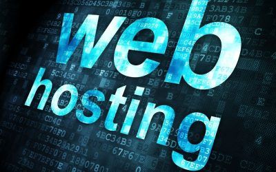 ¿Cuáles son las características esenciales que debo buscar en un proveedor de web hosting?