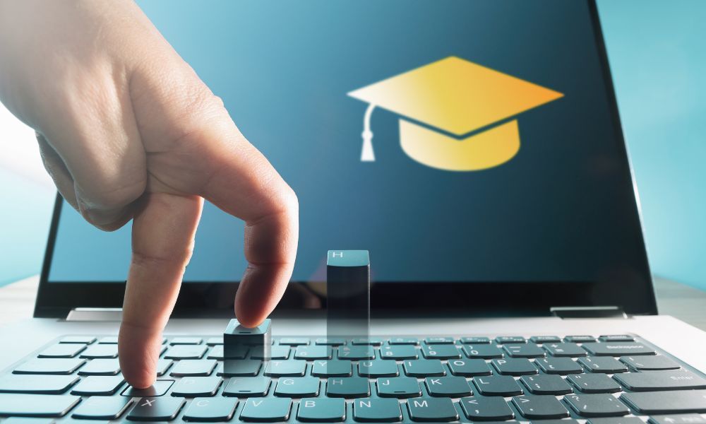 ¿Cómo puedo crear materiales de aprendizaje atractivos para mis cursos en línea?