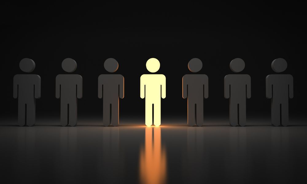 ¿Qué estrategias puedo emplear para destacar entre la competencia en línea?